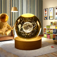 Estilo moderno para lámpara de luna de astronauta, Base de pantalla LED de cubo de madera al por mayor con bola de cristal, esfera De Luna Iget para mesa de decoración