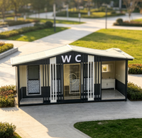 Toilettes publiques portables écologiques et durables avec toit à pignon et façade en panneaux sandwich pour parcs, sites ruraux et extérieurs