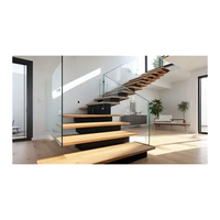 Escalier en acier à double face avec plaques latérales découpées au laser pleine hauteur, marches en bois massif, système de balustrade en verre