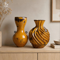 Ensemble de vases en céramique nordique moderne Jossin en jaune ambre avec texture tourbillonnante sculpturale et doubles poignées annulaires pour la décoration de table et de la maison