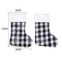 Chaussettes de Noël personnalisées 2026 tendance gris et blanc flocon de neige, brodées à carreaux, pour cheminée, décoration de fêtes, cadeau