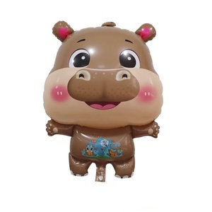 Gâteau Dauphin Couronne de couleur marron, avec design Capibara <span class=keywords><strong>Clown</strong></span>, forme d'ours de dessin animé mignon, ballons flottants - Product Image 5