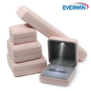 Caja de Joyería de Terciopelo de Lujo EVERWIN con Cierre de Hebilla y Diseño Repujado para el Día de San Valentín - Caja de Almacenamiento para Anillos y Aretes - Product Image 1