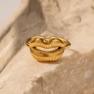 Cincin bibir wanita, perhiasan pertunangan berlapis emas Stainless Steel kreatif trendi desain terbaru
