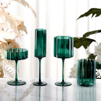 Klares Hellrosa Blau Flieder Mintgrün Türkis Bernstein Geripptes Farbiges Weinglas, Vertikal Gestreifter Champagnerkelch Coupe-Glas