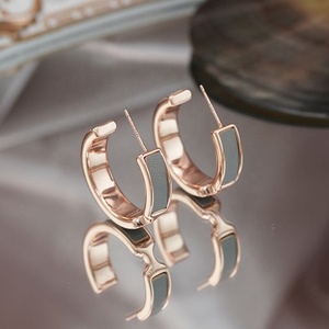 Pendientes de Botón de Alta Gama de Estilo Retro Europeo Americano, Nuevos Pendientes de Cuero en Forma de C con Diseño Exagerado en Color Champán - Product Image 6