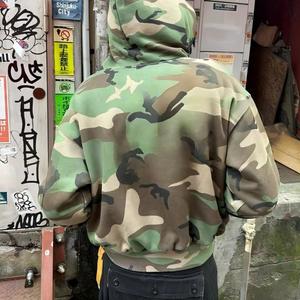 Veste zippée carrée rétro personnalisée, style streetwear, coupe ample, épaisse, imprimé camouflage intégral, sweat à capuche zippé du fabricant - Product Image 2
