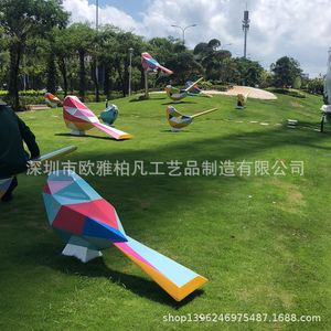 Escultura de Pájaro Geométrica de Resina, Arte para Exteriores, Montaje en Suelo, Diseño Contemporáneo - Product Image 1