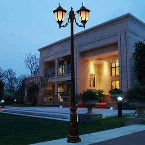 Lampadaire Solaire de Jardin à Double Tête LED, Corps en Fer, Étanchéité IP65, Lumière Blanc Chaud 3500K, Contrôle par Capteur, Piles AAA, Durée de Vie 10 Ans - Product Image 1