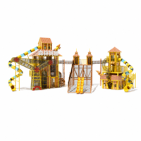 Structure de jeu personnalisée en forme de maison dans les arbres avec plusieurs tours, toboggan et filet de cordes pour parc à thème commercial