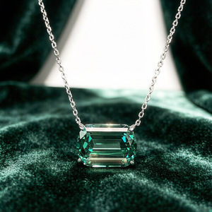 Collar Clásico <span class=keywords><strong>de</strong></span> Plata 925 Chapado en Oro con Gema Sintética <span class=keywords><strong>de</strong></span> Corte Esmeralda, Ideal para Regalo <span class=keywords><strong>de</strong></span> Compromiso, Boda o Fiesta, Joyería Fina - Product Image 2