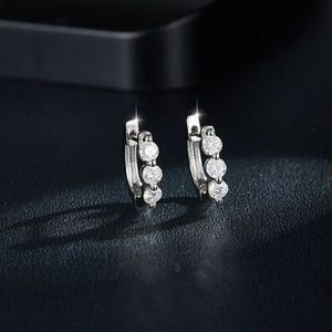 Pendientes de Oro Blanco para Mujer con Moissanita de 3mm-4mm y Acabado Plateado - Product Image 4