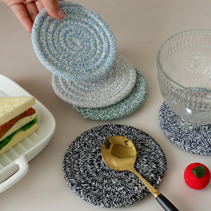 Hilo floral gris oscuro y blanco.