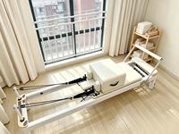 Machine de Pilates Reformer Commerciale Multifonctionnelle en Aluminium Blanc Crème avec Ressorts Premium Personnalisés pour l'Entraînement de Yoga