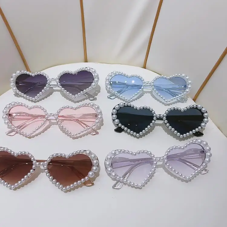 2023 nouvelles lunettes de soleil en forme de perles de coeur rose blanc à la mode pour les femmes Offre Spéciale mode personnalisée arrivées en gros