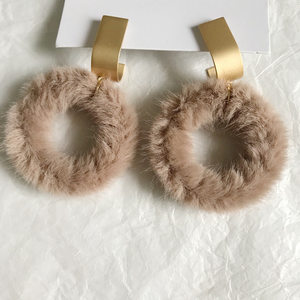 2024 nuovissimo Design invernale dolce Pom Pom Pom <span class=keywords><strong>orecchini</strong></span> invernali per le ragazze delle donne - Product Image 1