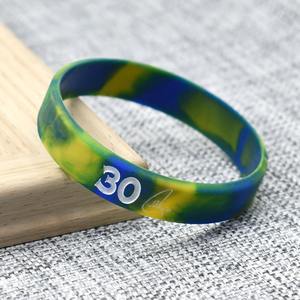 Fabricante Debossed Ink Filled Custom Silicone <span class=keywords><strong>Wristband</strong></span> Baloncesto Fan Design Bracelet Durable Smoothly Sport Rubber Band - Product Image 2