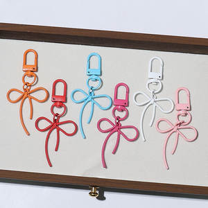 Porte-clés DIY en alliage creux en forme d'arc avec pendentif cœur coloré, tendance mode, style mignon pour fille, breloque de sac - Product Image 1