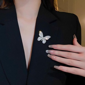 Venta al por mayor de broches ostentosos completos de diamantes, broche de diseñador de mariposa, broche de bufanda para mujer, accesorios de ropa elegantes - Product Image 2