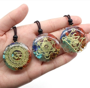 Vente en gros <span class=keywords><strong>symboles</strong></span> <span class=keywords><strong>reiki</strong></span> 7 couleurs pierres de gravier géométrique rond chakra charme hiphop colliers méditation unisexe bijoux cadeau - Product Image 1