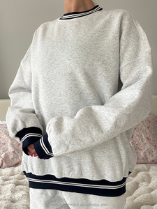 Sweat-shirt à col rond pour femme, doublé polaire, gris chiné, avec bordure rayée bleu marine et blanc, en mélange de coton, coupe oversize, décontracté - Product Image 3