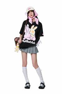 Jupe plissée premium Fluffy Rabbit, coupe classique, avec poupée lapin en peluche douce suspendue et bandana rose graphique - Product Image 5