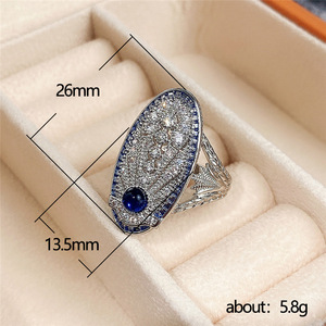 Anello Vintage Hollow Palace da donna con accenti in pietra blu reale, elegante gioiello da dito alla moda - Product Image 6