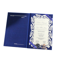 Carte d'invitation de mariage en acrylique miroir argenté découpé au laser avec couverture rigide en soie de dernière génération et invitation en tissu bleu marine avec couverture rigide