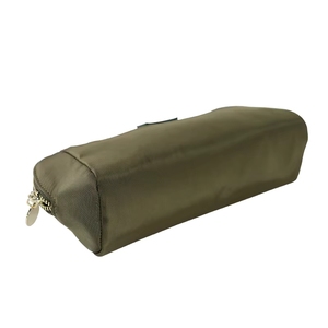 Petite trousse de maquillage écologique personnalisée avec fermeture éclair dorée, sac cosmétique en nylon recyclé, style féminin, logo personnalisé vert olive - Product Image 5