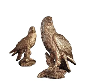 Groothandel animal model standbeeld-Hot Selling Inventaris Items Resin Golden Eagle Staande Standbeeld Elegante Vakantie Huis Decoratieve Speelgoed Hawk Vogel Sculpturechic Gift