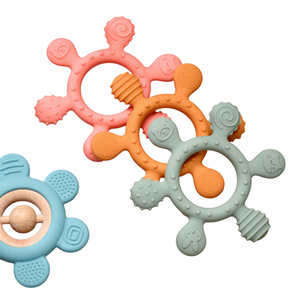 Giocattolo Massaggiagengive 2-in-1 per Neonati in Silicone Alimentare, Anello Sonaglio Sensoriale Masticabile Prodotto in Cina Modello AL1712 - Product Image 1