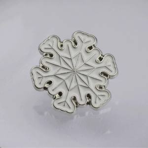 Ensemble de broches de Noël, épingles de revers, bijoux émaillés personnalisés (arbre de Noël, bonhomme de neige, flocon de neige, Père Noël, cloche) pour décoration et cadeau - Product Image 4