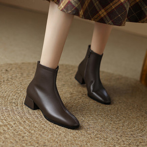 Bottes d'hiver et d'automne pour femmes, chaussures en cuir à talon de couleur marron et noir, bottes classiques pour femmes - Product Image 5