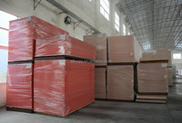 1220*2440mm feuilles de plastique de panneau de mousse de PVC co-extrudé de couleur rouge sans peinture écologique pour la publicité