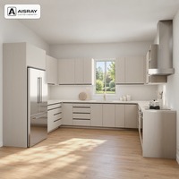 Meuble de cuisine de luxe en chêne blanc en U avec portes à panneaux clairs, poignées intégrées et caissons en contreplaqué