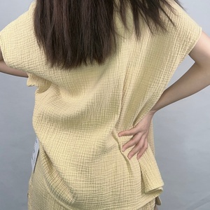 ชุดเซ็ตสองชิ้น เสื้อเปิดไหล่สีพื้นแฟชั่นใหม่สำหรับผู้หญิง OEM พร้อมกางเกงขาสั้นหลวมสบายๆ สไตล์ลำลอง - Product Image 3