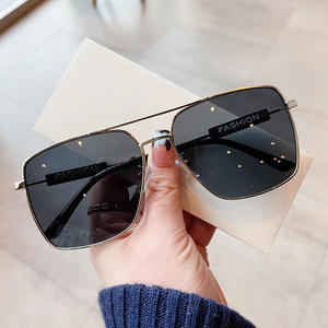 Gafas de sol cuadradas Qianai para mujer, lentes de PC UV400, montura de moda, color gris plateado A2-7499 - Product Image 2