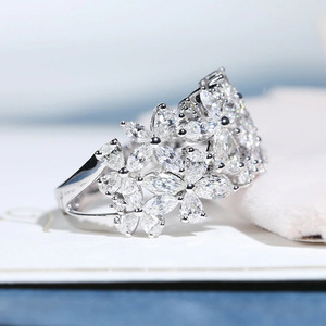 Anello con Design a Petali di Fiore, Elegante Anello da Dito per Donne - Product Image 4