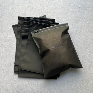 Mini-sacs noirs givrés avec fermeture éclair et logo personnalisé - Sacs en plastique semi-transparents à fermeture éclair pour bijoux et soins de la peau - Product Image 4