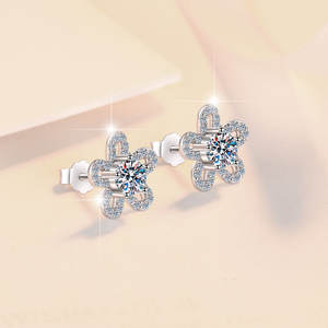 Dropshipping lujo moda brillo Plata De Ley 925 Flor de plata esterlina ahueca hacia fuera 0.5ct Moissanite Stud pendientes para mujeres - Product Image 3
