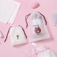 Sacs à cordon en PE givré recyclable en gros, impression en gravure, sacs de rangement pour serviettes, chaussettes, cosmétiques, sacs de voyage, trousses de toilette