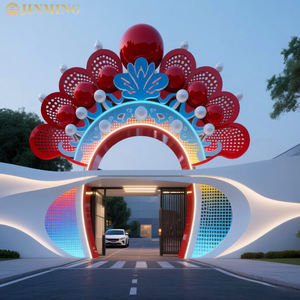 Una gran escultura de fibra de vidrio de una corona de Fénix y un adorno de escultura de ópera china tradicional - Product Image 1