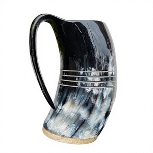 Jarra de Cerveza de Cuerno de Búfalo Tallado Vintage de la Mejor Calidad con Patrón de Mármol y Bandas Metálicas Elegantes para Bodas y Fiestas - Product Image 1