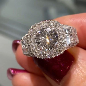 Anello in Argento con Cristalli Pavé per Donne, Elegante Accessorio Moda per Uso Quotidiano e Feste - Product Image 1