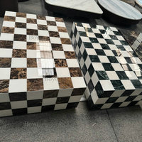 Nouvelle table en marbre à motif damier moderne, blocs carrés, mosaïque en marbre Verde White Emperador, socle en marbre à carreaux