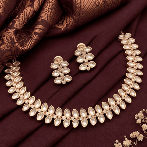 Elegante Conjunto de Collar Gargantilla de Latón Chapado en Oro con Moissanita y Kundan, y Pendientes a Juego, Joyería de Diseño para Aniversario para Mujer - Product Image 1