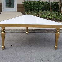 Meubles de location pour mariage, tables de restaurant triangulaires en acier inoxydable or avec miroir en MDF blanc et verre
