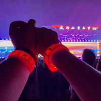 Gelang LED lampu malam bercahaya, Gelang lampu LED USB dapat diisi ulang untuk olahraga luar ruangan, gelang keselamatan Logo kustom