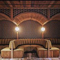 Meubles de club de nuit commerciaux haut de gamme sur mesure, ensemble de bar VIP pour hôtel et restaurant, design moderne, cadre hexagonal en aluminium durable