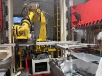 Bras robotique collaboratif complet pour le poinçonnage et la formage de composants métalliques, avec service après-vente